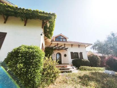 Exterior view of House or chalet for sale in Las Navas del Marqués   with Heating, Private garden and Terrace