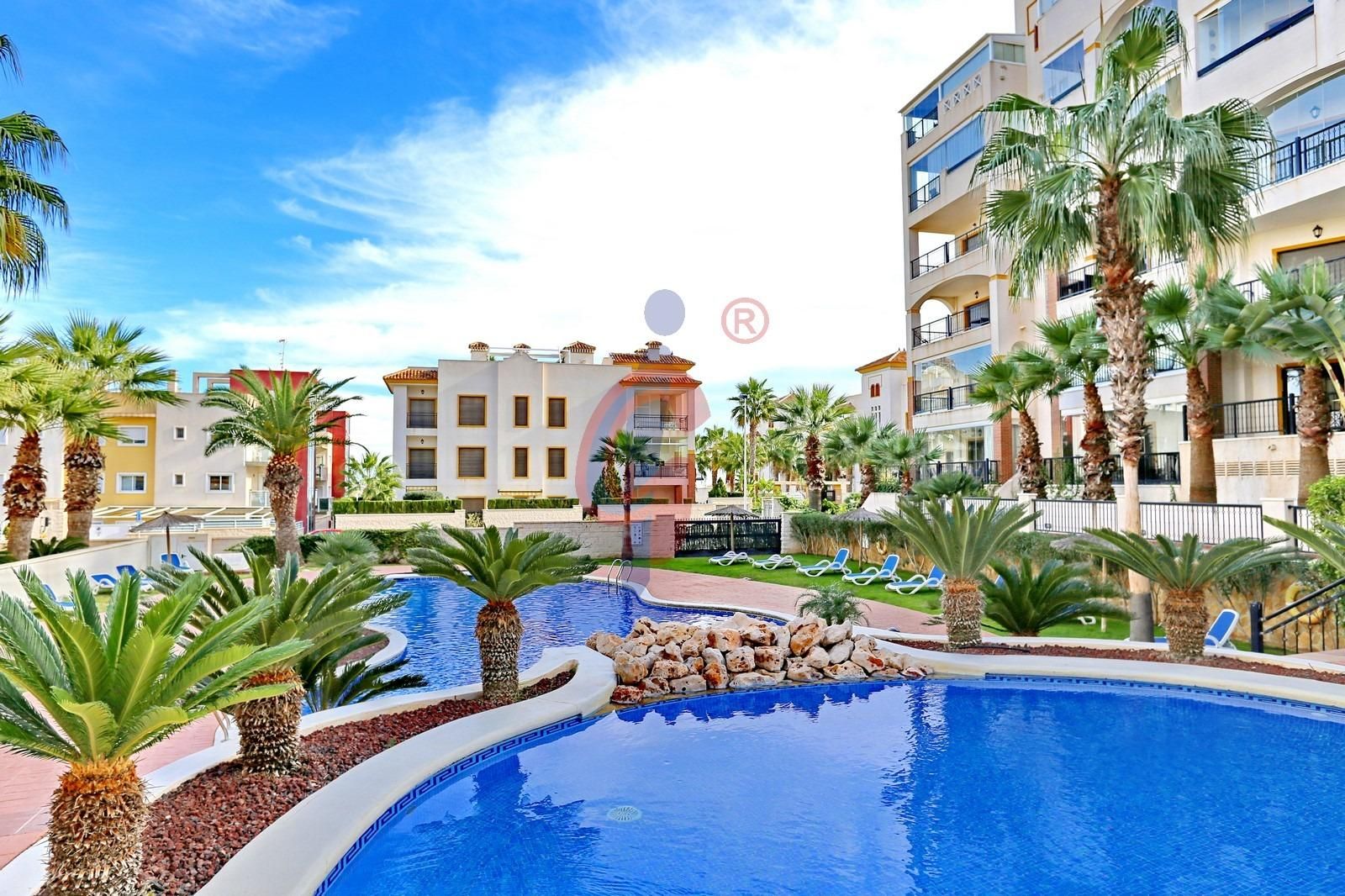 Vista exterior de Apartament en venda en Guardamar del Segura amb Jardí privat, Terrassa i Piscina comunitària