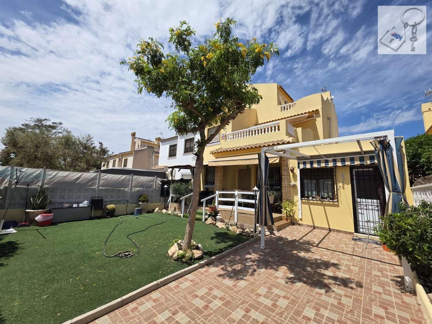 Vista exterior de Casa adosada en venta en Torrevieja con Aire acondicionado y Terraza