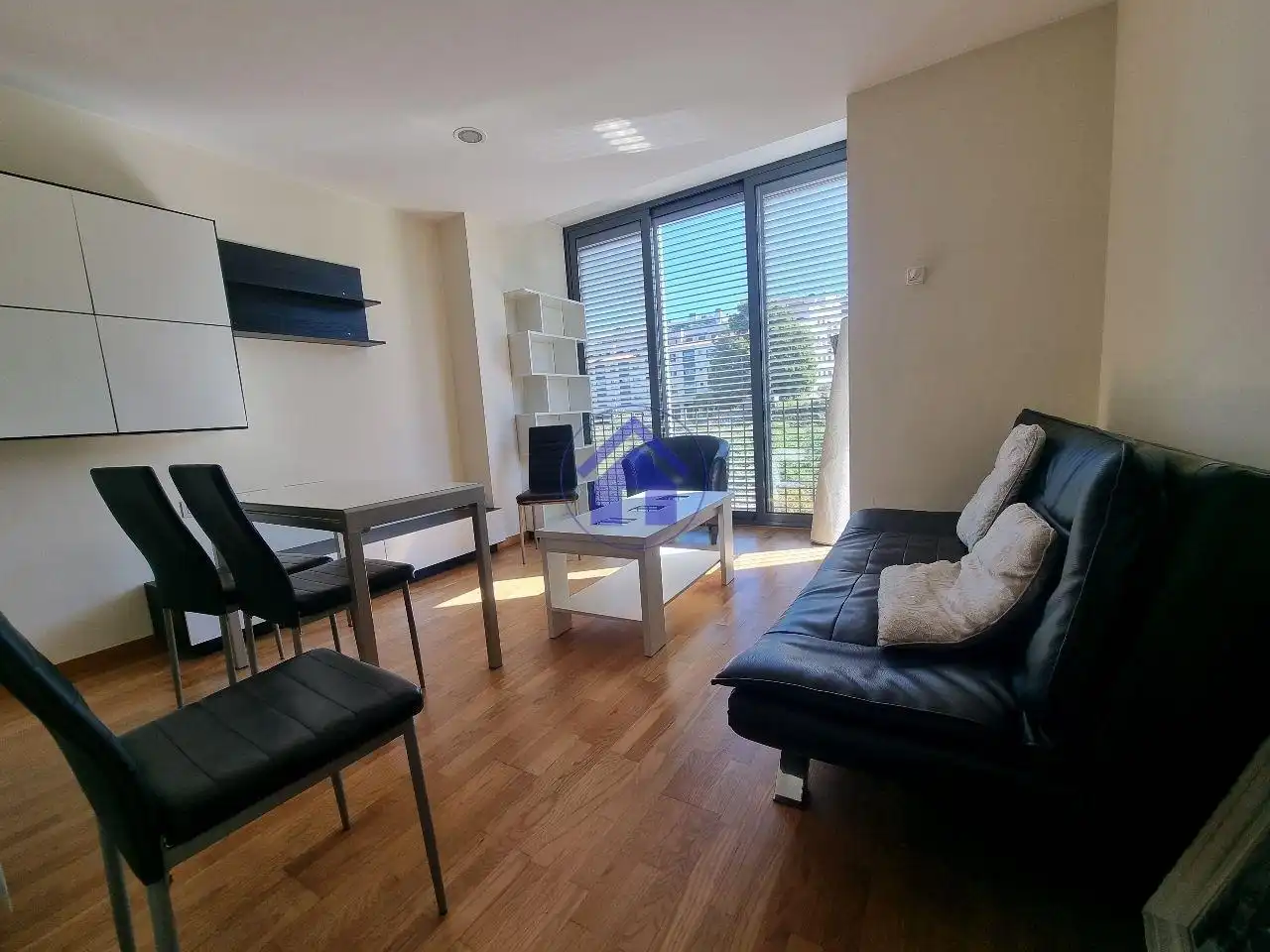 Sala d'estar de Apartament de lloguer en Vigo  amb Calefacció, Parquet i Traster