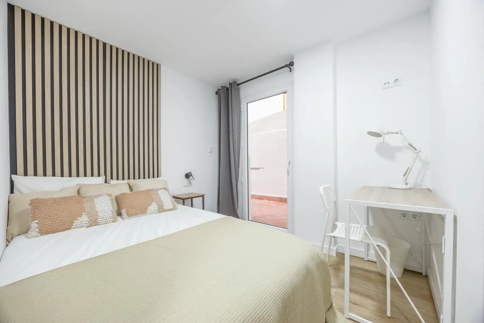 Bedroom of Flat for share in Valencia  with Washing machine