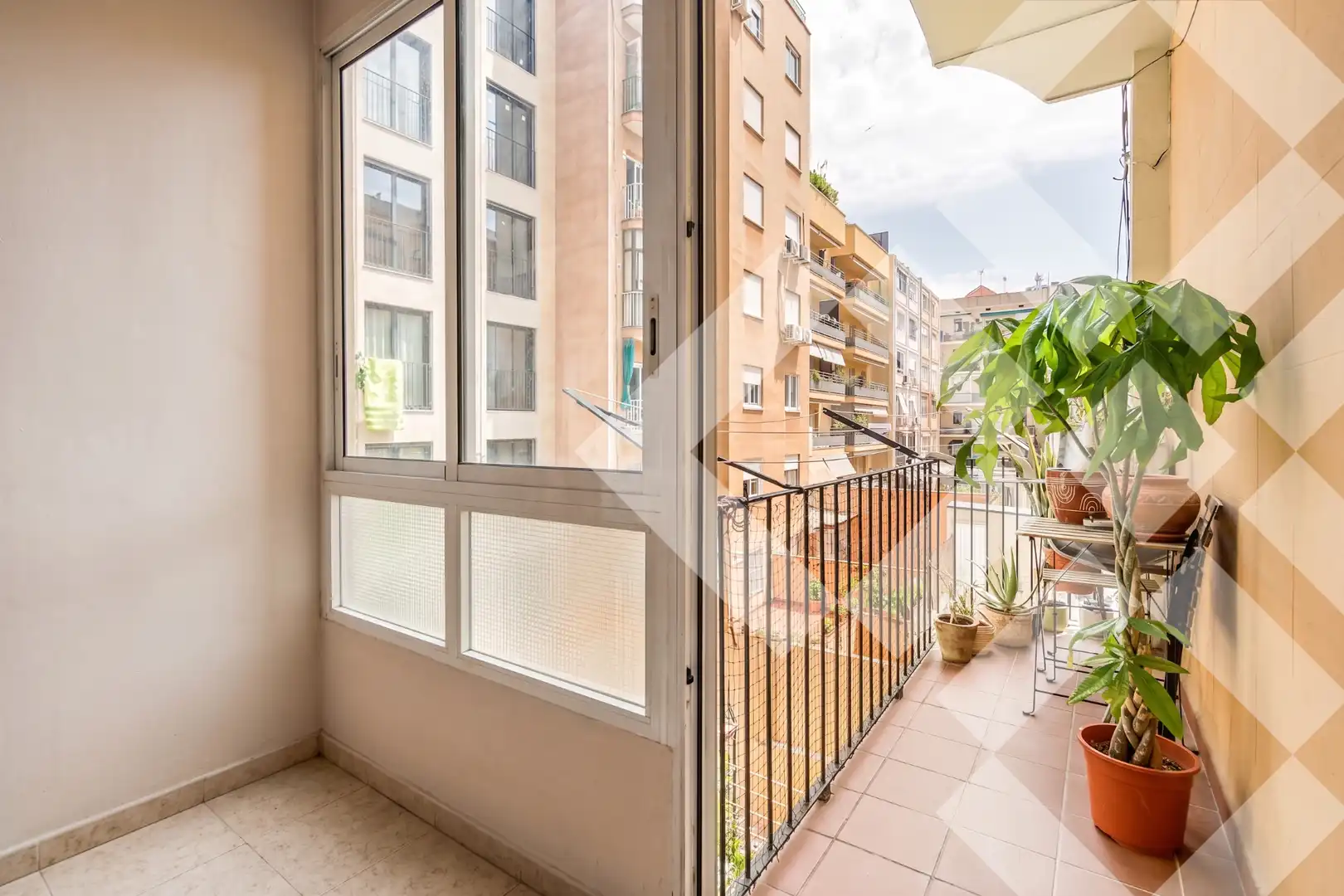 Terrasse von Wohnung zum Verkauf in Barcelona mit Heizung, Ofen und Balkon