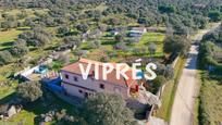 Vista exterior de Finca rústica en venda en Cáceres Capital amb Terrassa i Piscina