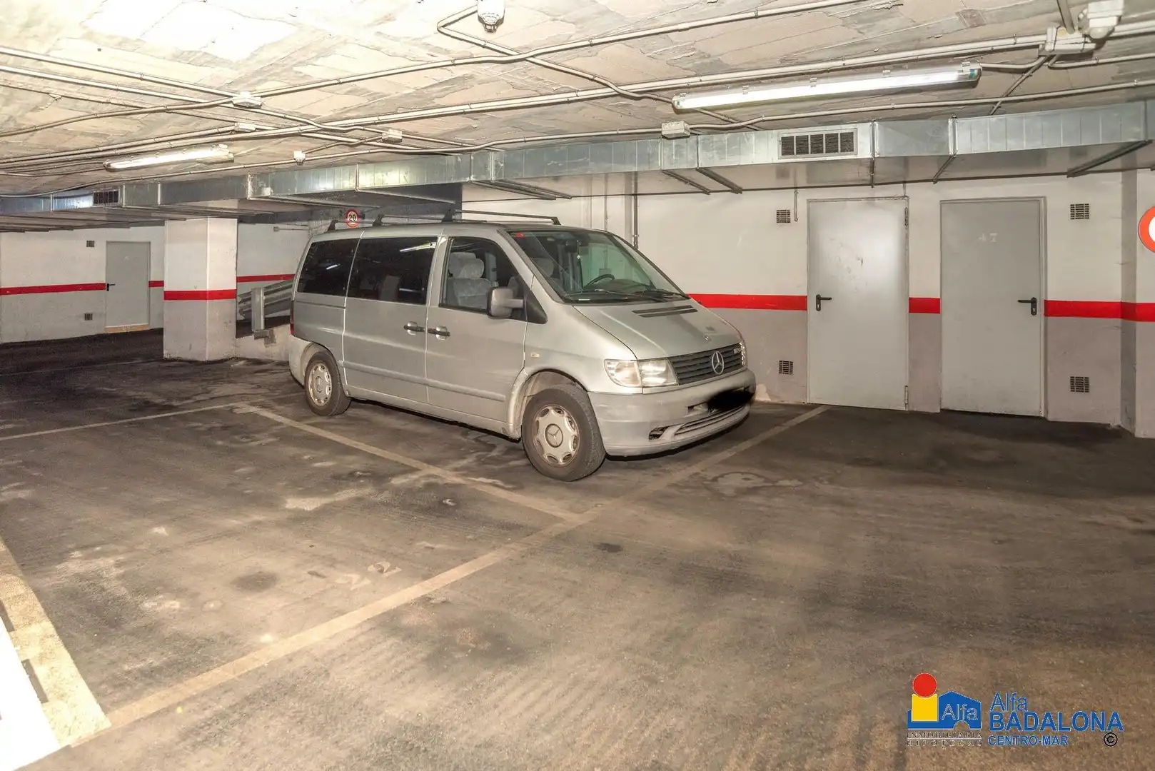 Parking de Piso en venta en Badalona con Aire acondicionado, Calefacción y Jardín privado