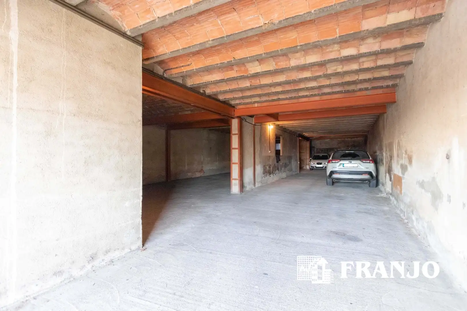 Aparcament de Casa adosada en venda en Sabadell amb Aire condicionat, Calefacció i Jardí privat