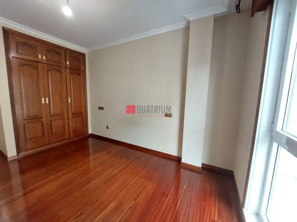 Schlafzimmer von Wohnung zur Miete in Castiñeiriño - Cruceiro de Sar