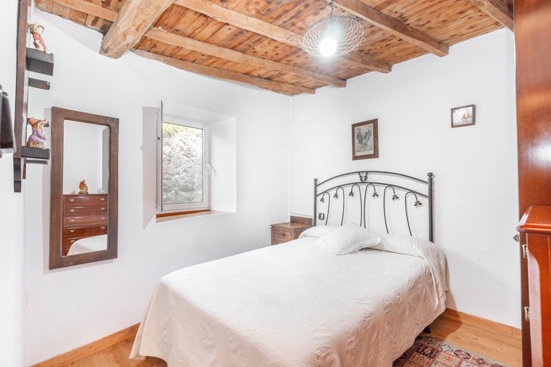 Dormitori de Casa o xalet en venda en Lena amb Jardí privat i Terrassa