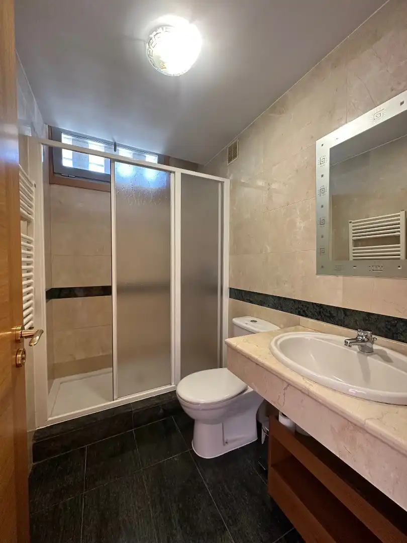 Badezimmer von Wohnungen zur Miete in Santiago de Compostela  mit Heizung, Parkett und Abstellraum