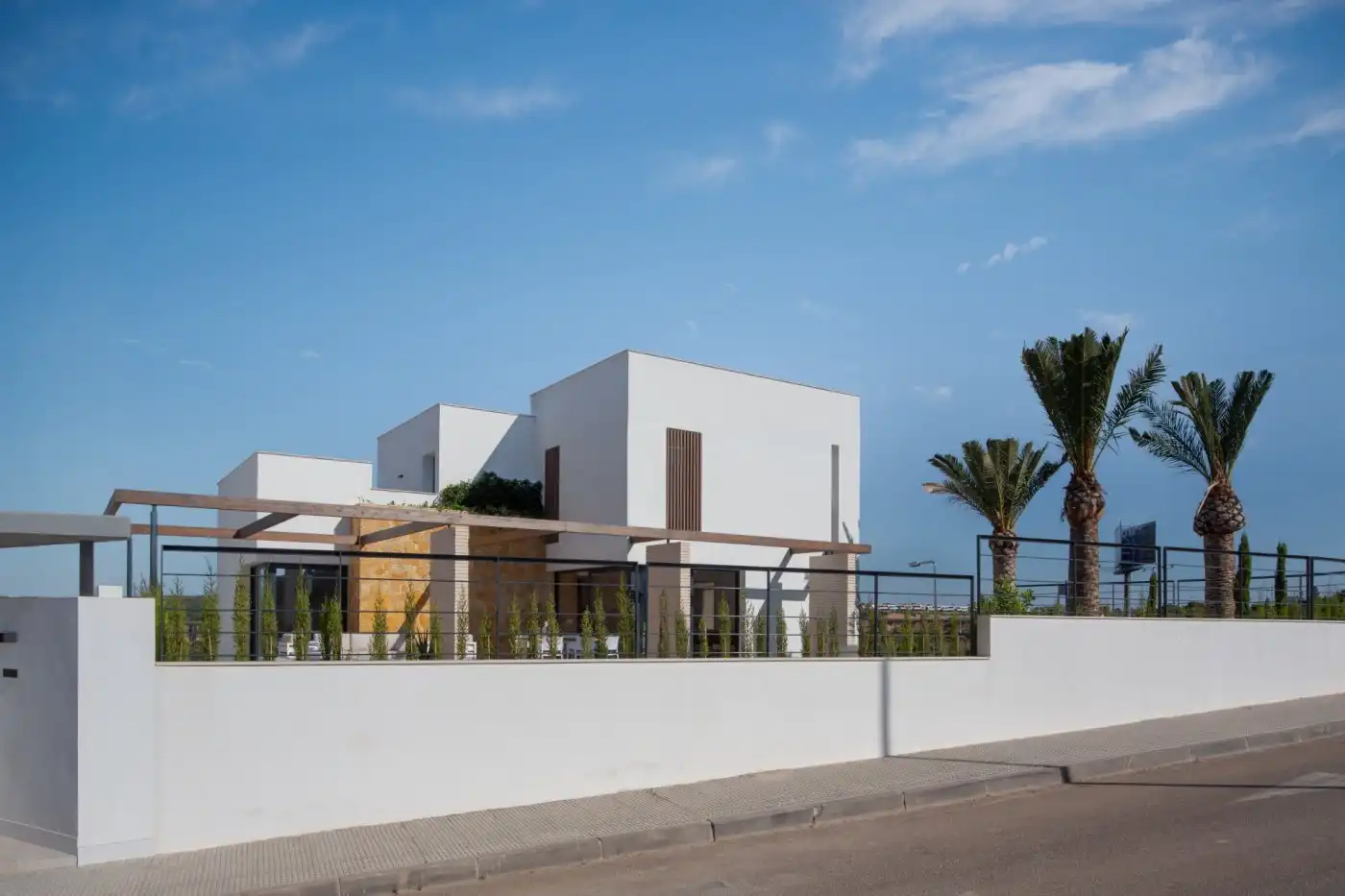 Vista exterior de Casa o xalet en venda en Orihuela amb Aire condicionat, Jardí privat i Terrassa