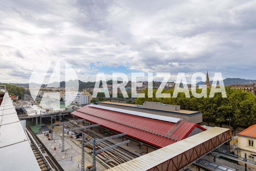 Vista exterior de Pis en venda en Donostia - San Sebastián  amb Calefacció, Terrassa i Balcó