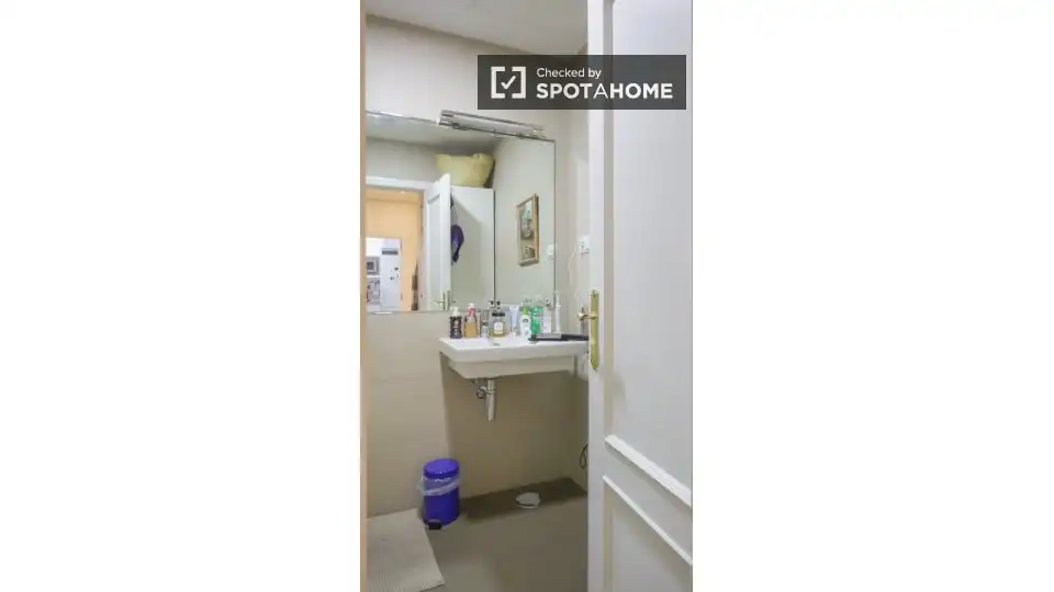 Room in Cortes - Huertas