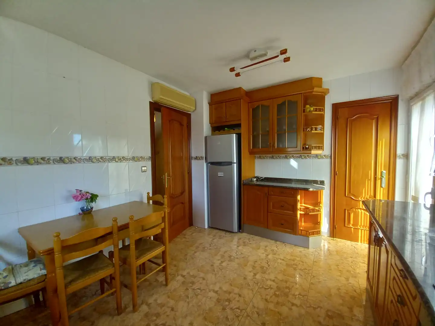 Cuina de Casa o xalet en venda en Vilanova i la Geltrú amb Aire condicionat, Calefacció i Jardí privat