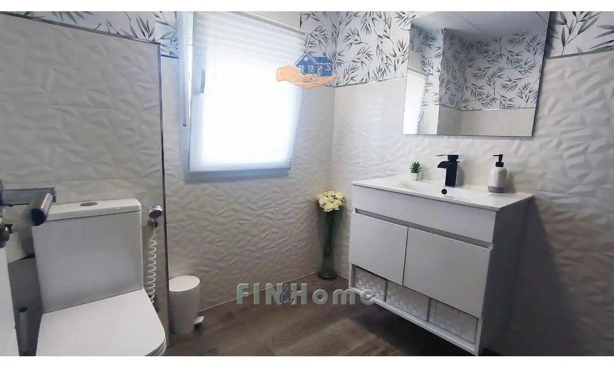 Bathroom of Flat for sale in Sevilla  with Air Conditioner, Heating and Furnished
