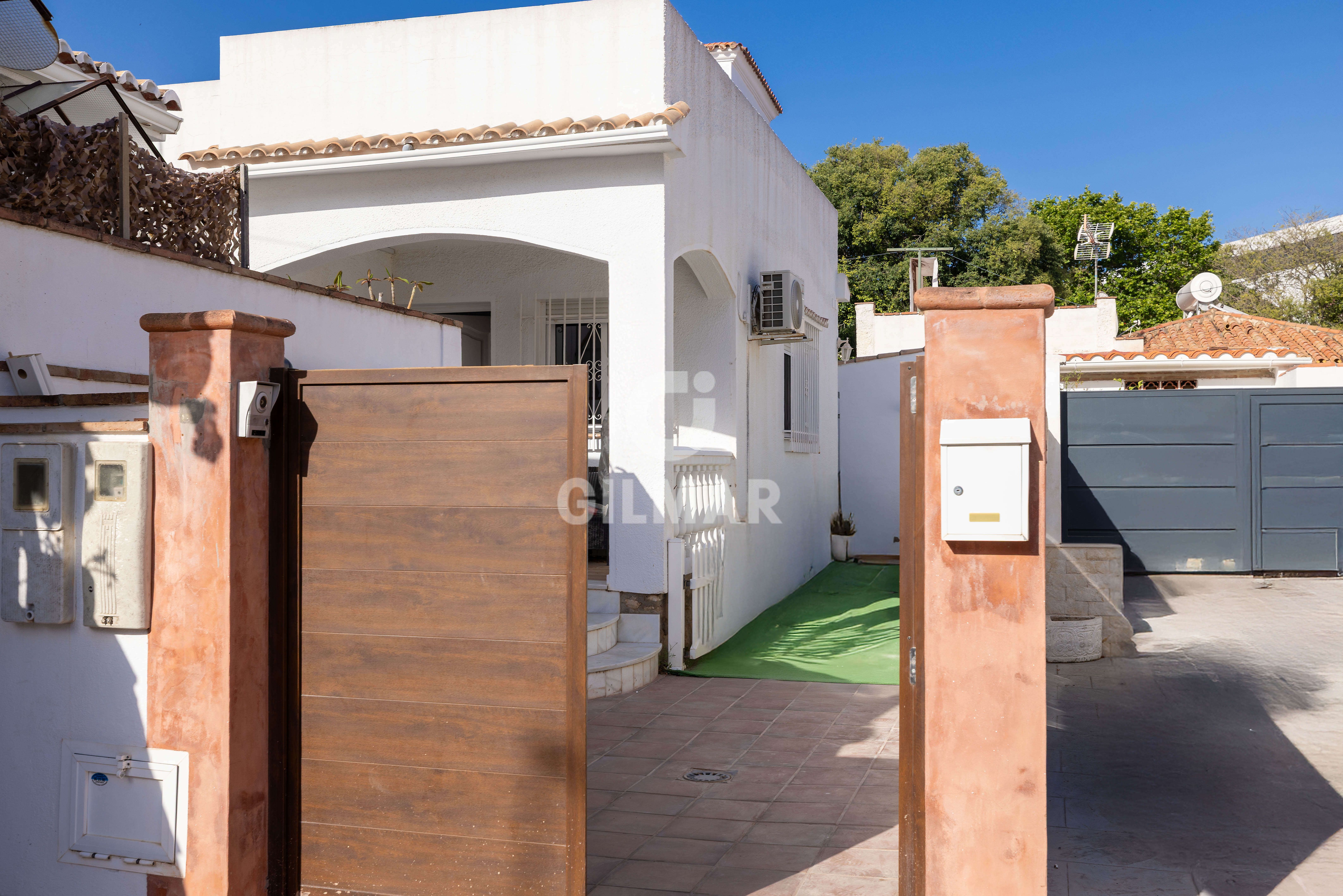 Vista exterior de Casa o xalet en venda en Benalmádena amb Calefacció, Jardí privat i Moblat