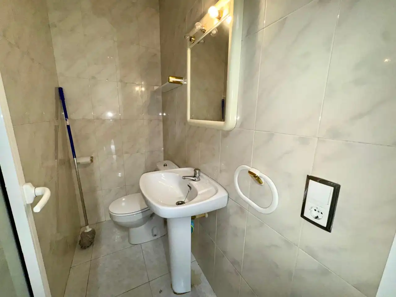 Baño de Casa adosada en venta en Montcada i Reixac con Aire acondicionado, Terraza y Trastero