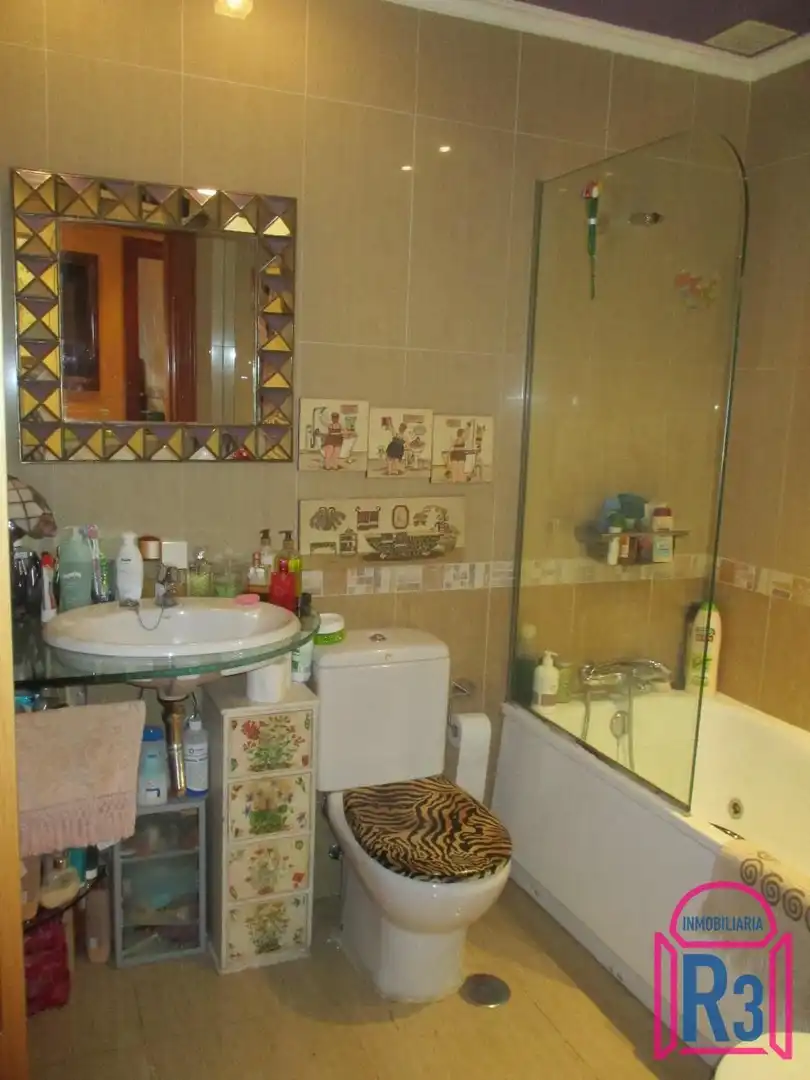 Bany de Apartament en venda en León Capital  amb Calefacció, Terrassa i Traster