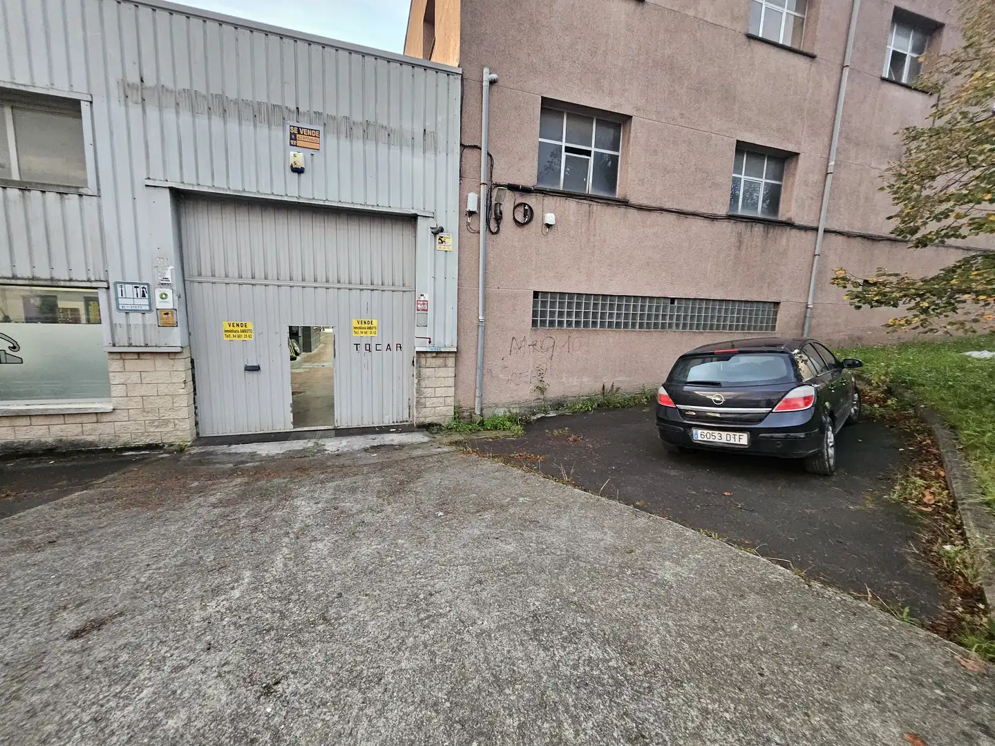 Parkplatz von Fabrikhallen zum Verkauf in Elorrio mit Heizung