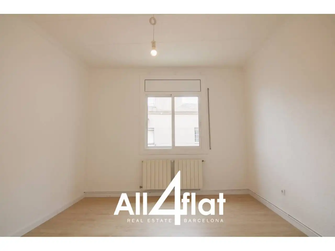 Bedroom of Flat for rent in Barcelona  with Heating, Parquet flooring and Alarm