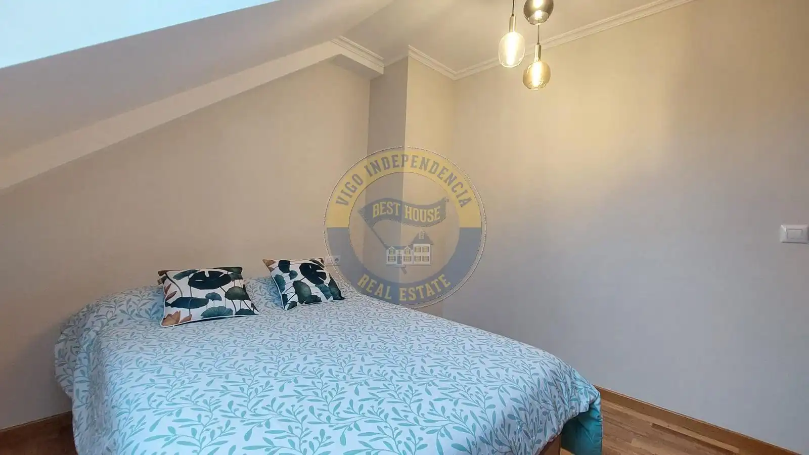 Habitación de Ático en venta en Vigo  con Calefacción, Parquet y Terraza