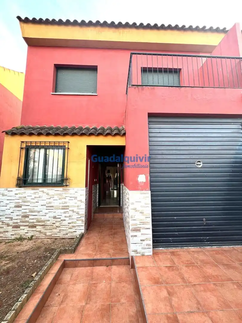 Vista exterior de Casa adosada en venda en Alcalá de Guadaira amb Jardí privat, Terrassa i Traster