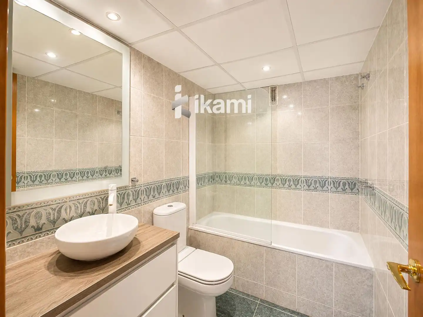 Baño de Piso en venta en Valencia con Aire acondicionado, Terraza y Piscina