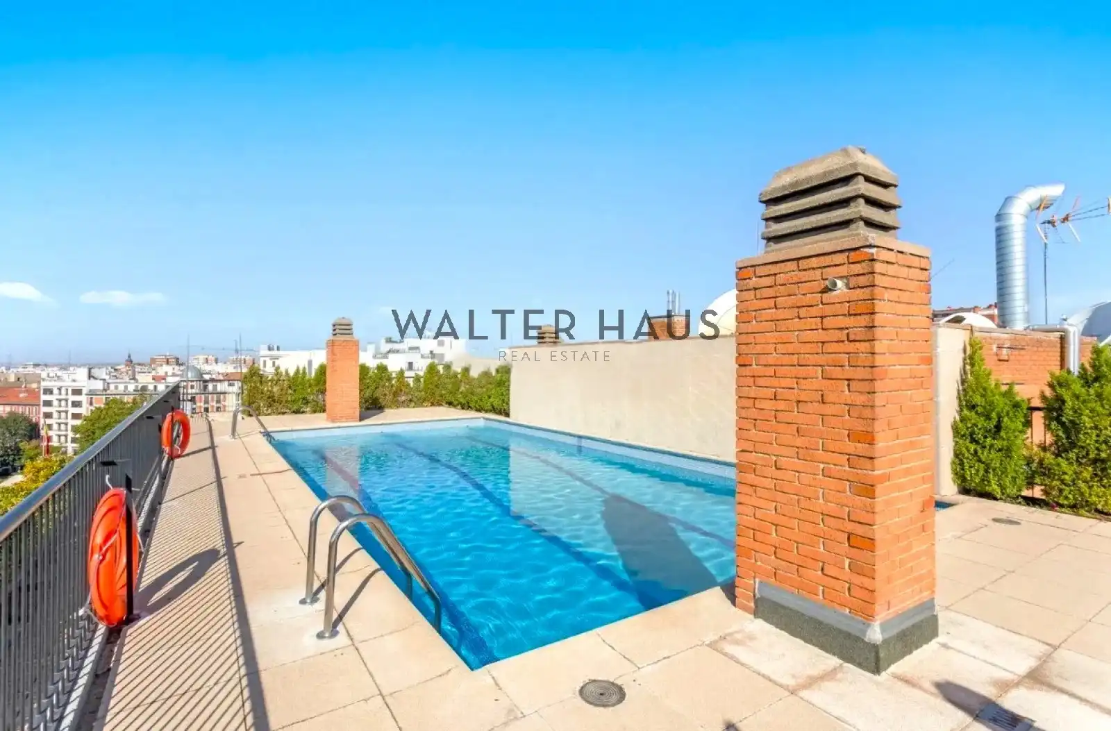 Swimming pool of Flat for rent in Madrid  with Air Conditioner, Heating and Terrace