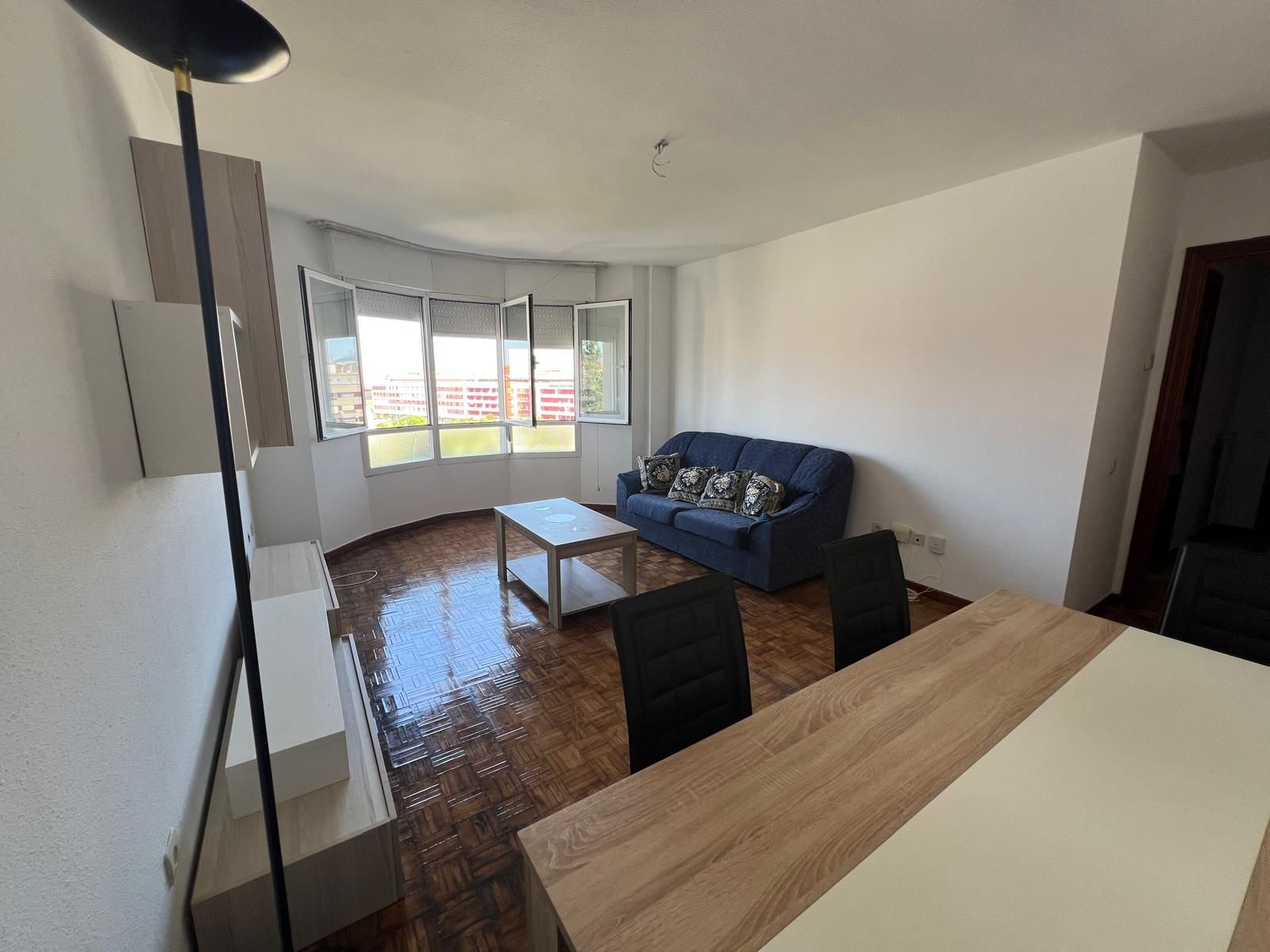 Sala d'estar de Pis en venda en  Logroño amb Calefacció, Parquet i Traster