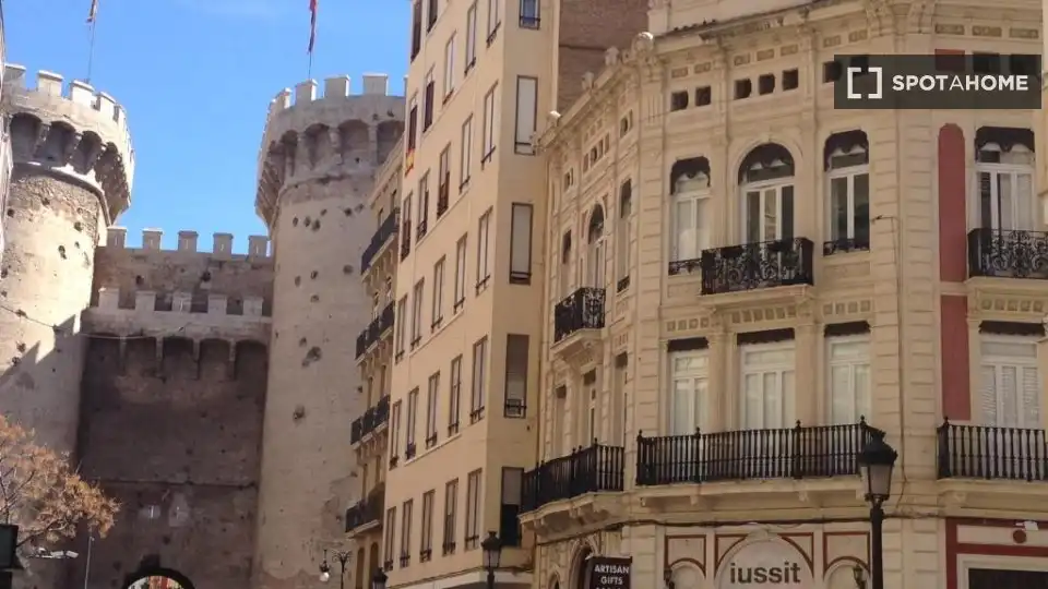 Flat with terrace to rent in Extramurs