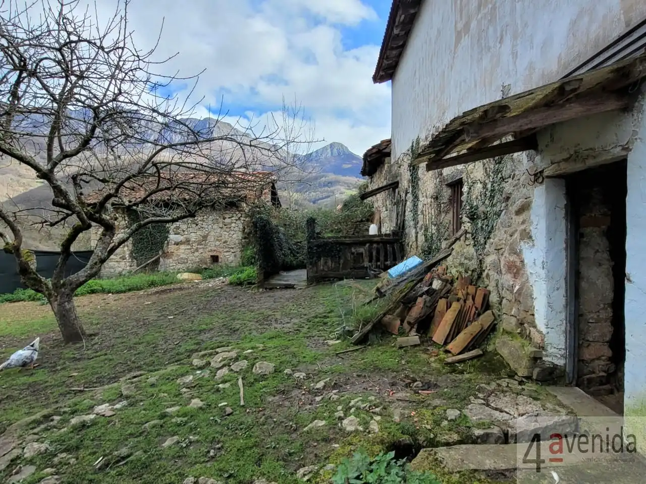 Außenansicht von Haus oder Chalet zum Verkauf in Quirós mit Heizung und Privatgarten