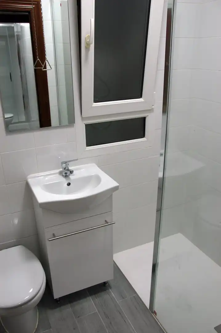 Badezimmer von Wohnung zur Miete in Bilbao  mit Heizung, Parkett und Möbliert