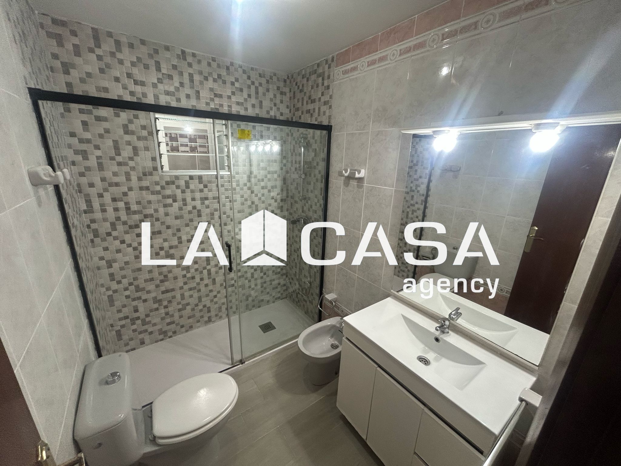 Bathroom of Flat for sale in La Línea de la Concepción  with Balcony