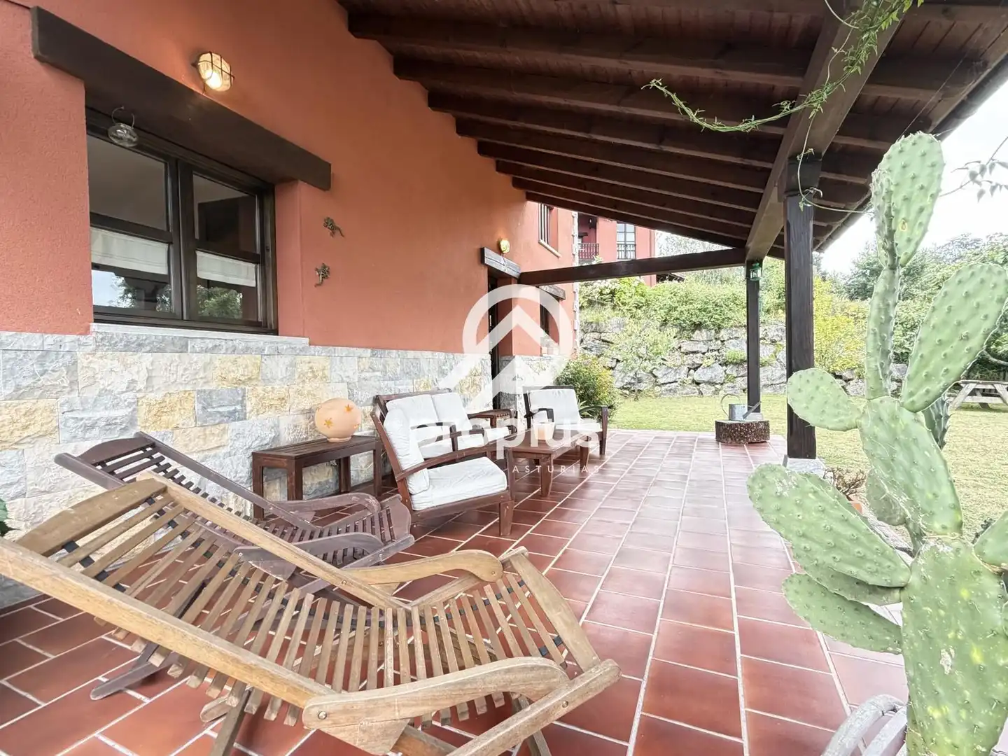 Terrassa de Casa adosada en venda en Cangas de Onís amb Calefacció, Jardí privat i Terrassa