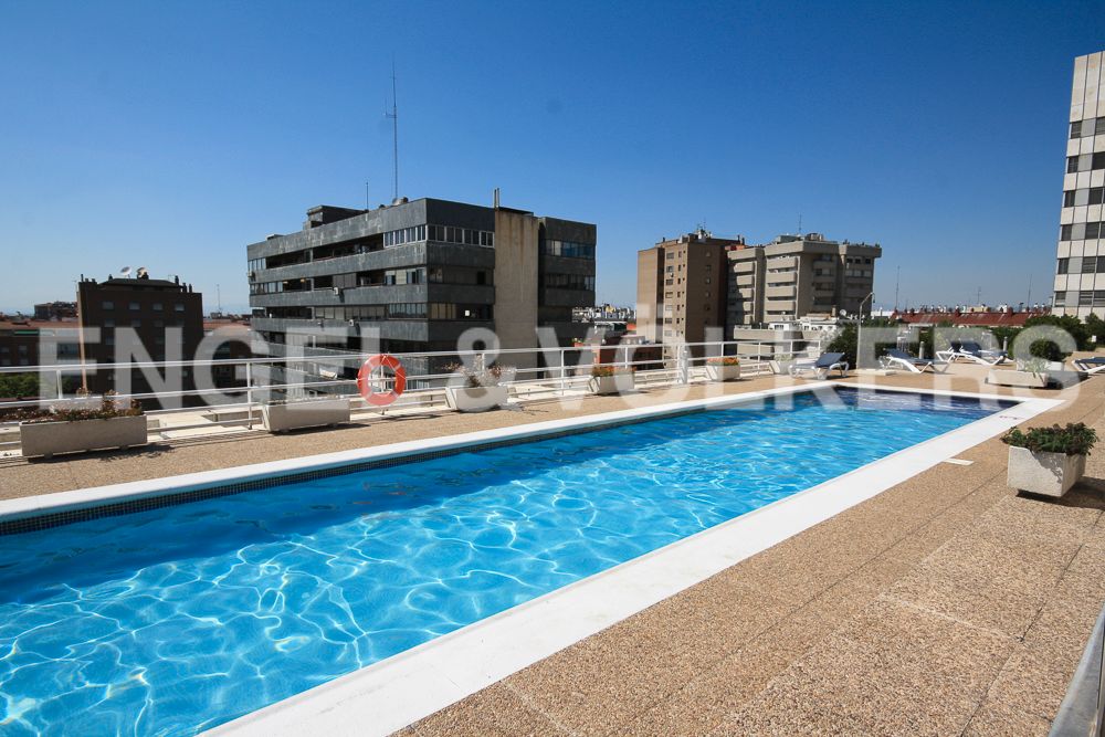 Piscina de Apartament de lloguer en  Madrid Capital amb Aire condicionat, Calefacció i Traster