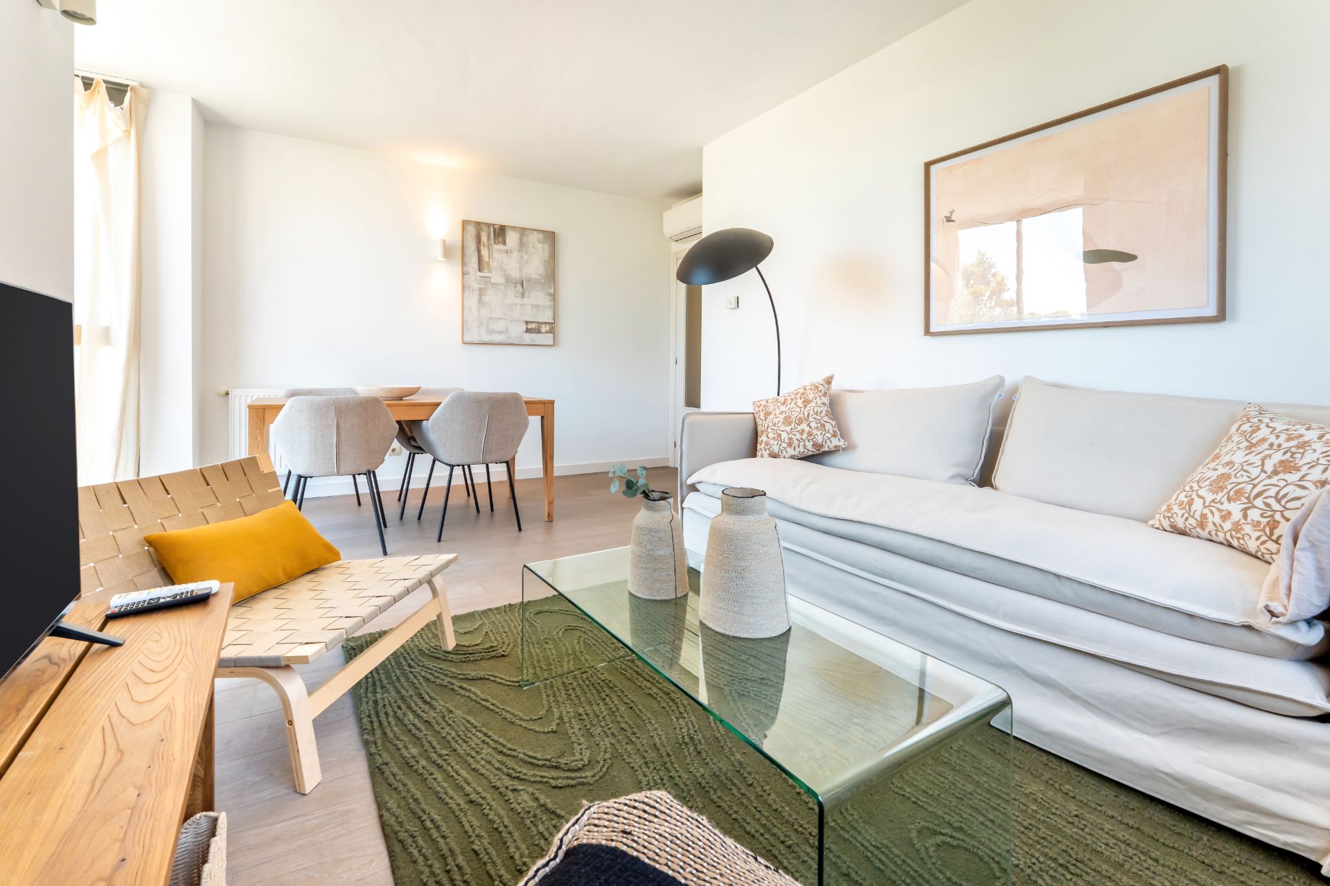 Living room of Flat to rent in  Madrid Capital  with Air Conditioner, Heating and Parquet flooring
