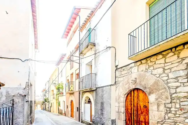 Vista exterior de Casa adosada en venda en Castell de Mur amb Alarma