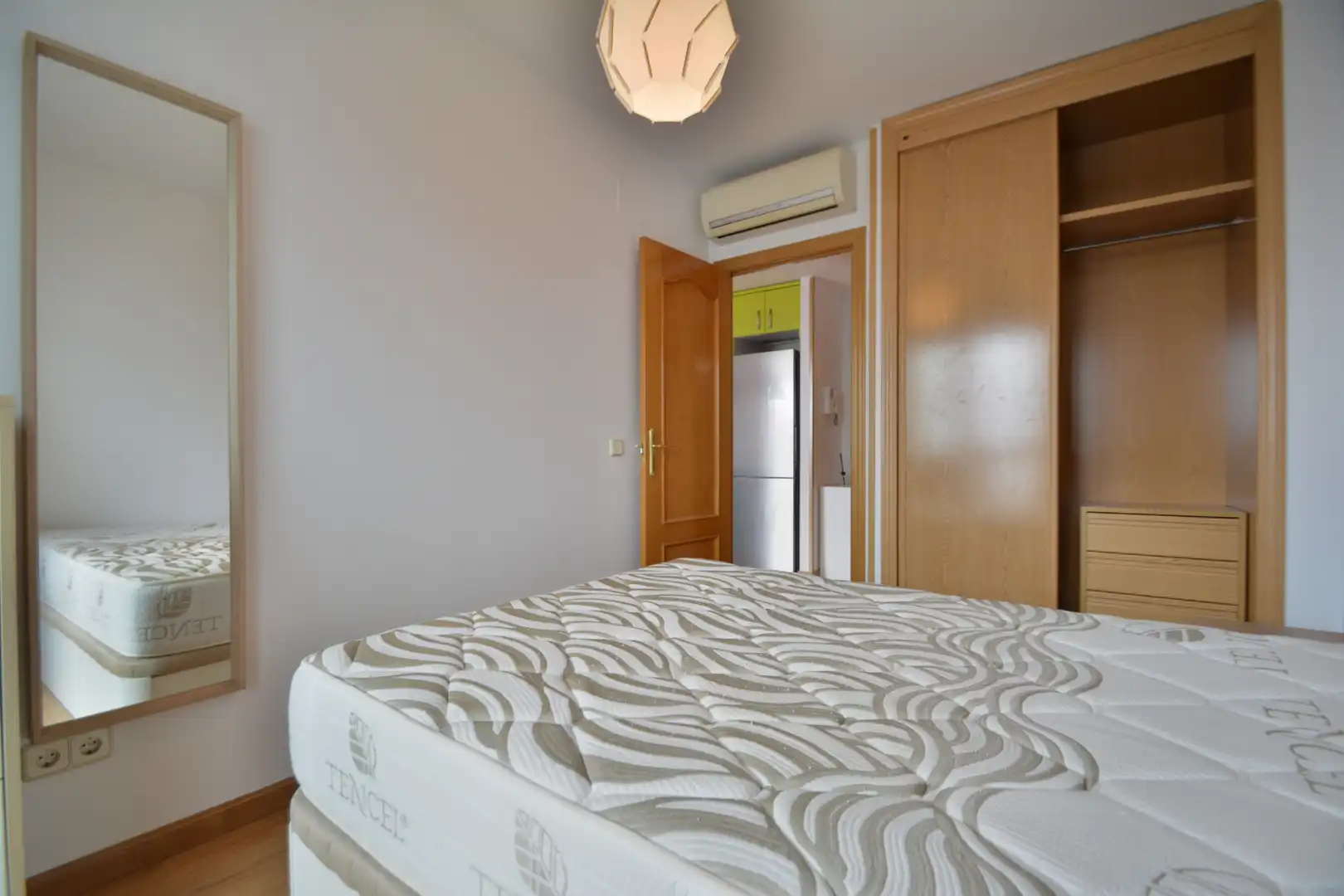 Habitación de Piso de alquiler en Madrid con Aire acondicionado, Trastero y Amueblado