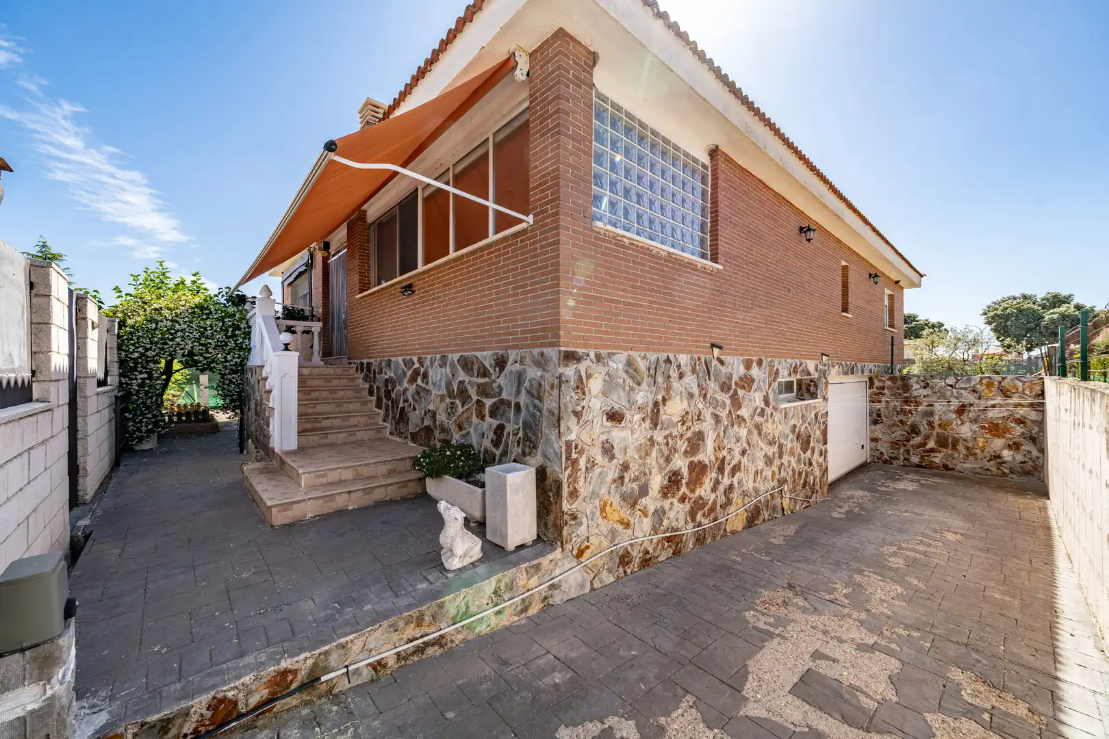 Vista exterior de Casa o chalet en venta en Chiloeches con Aire acondicionado, Calefacción y Jardín privado