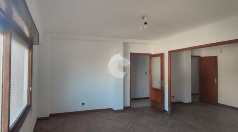 Piso para reformar a tu gusto cerca del Centro Comercial Travesía de Vigo! Amplia vivienda con excelente potencial, ideal para dis
