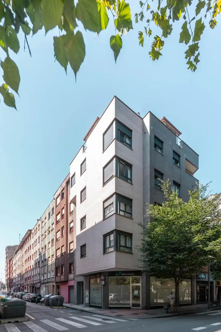 Vista exterior de Apartament en venda en Gijón  amb Calefacció, Traster i Moblat