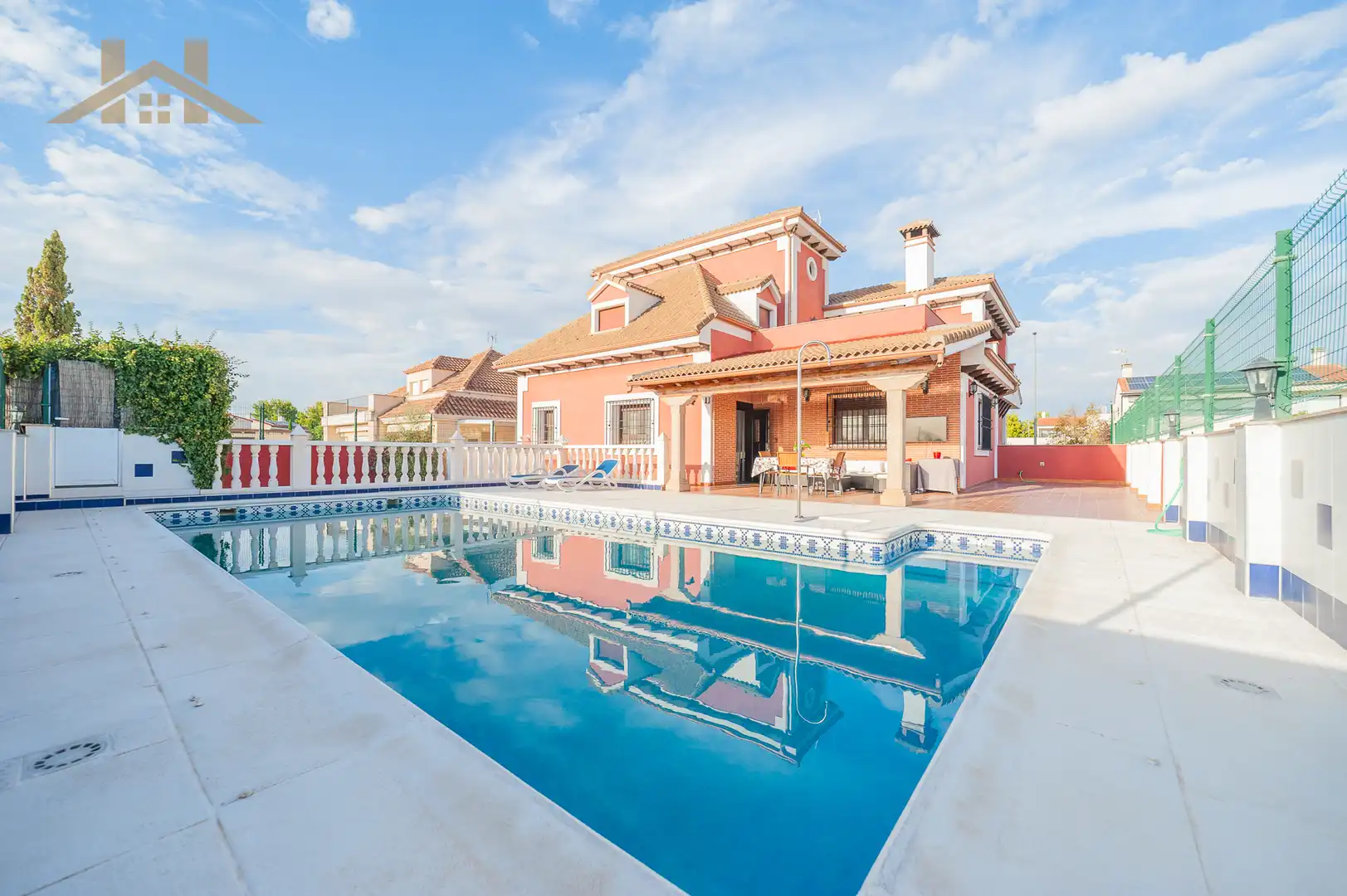 Swimming pool of Houses for sale in La Montaña - El Cortijo