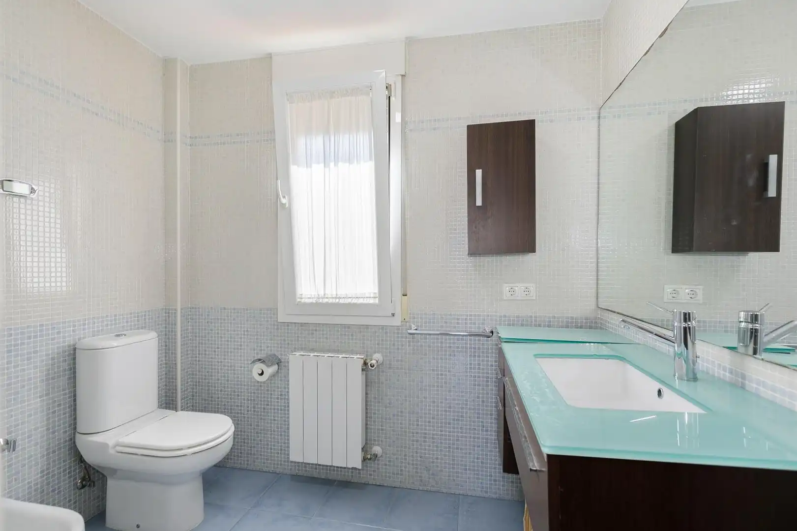 Baño de Casa o chalet en venta en La Zubia con Calefacción, Jardín privado y Terraza