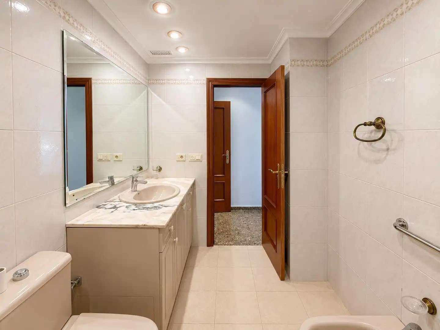 Bathroom of Flat for rent in Paterna  with Balcony