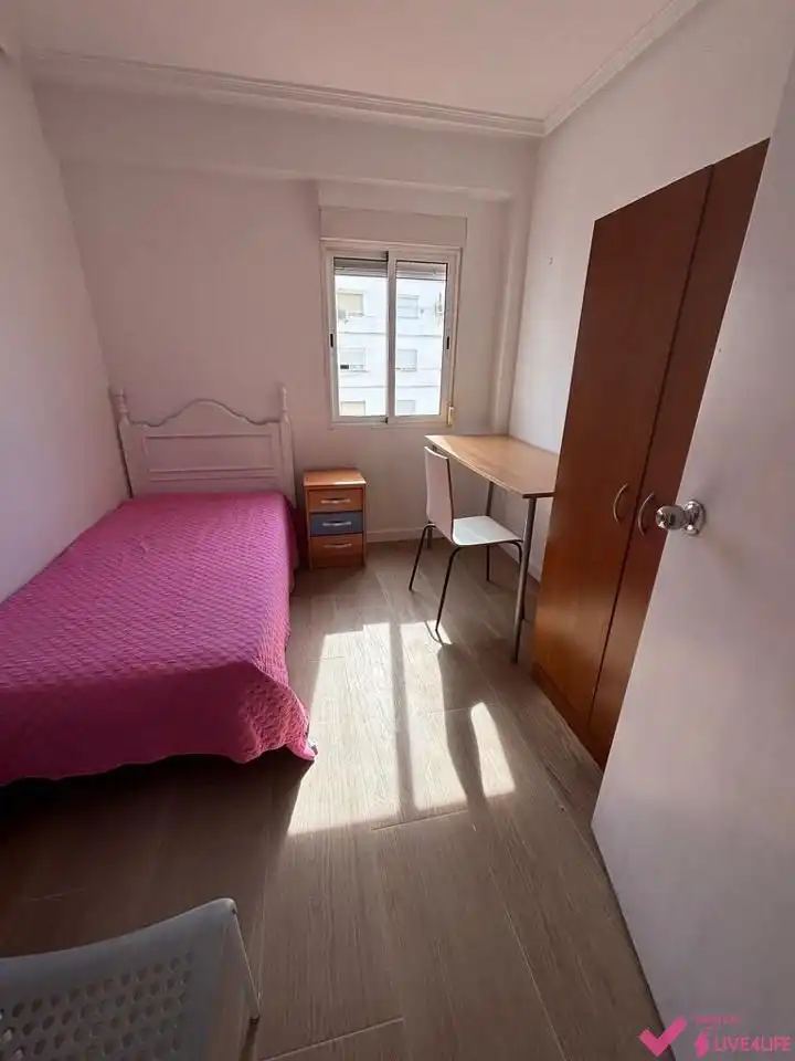 Bedroom of Flat for rent in Benimaclet