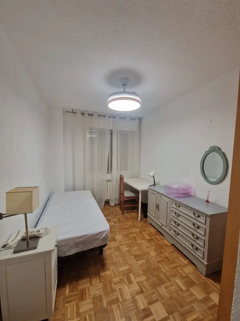 Dormitori de Pis de lloguer en Móstoles amb Calefacció, Parquet i Moblat