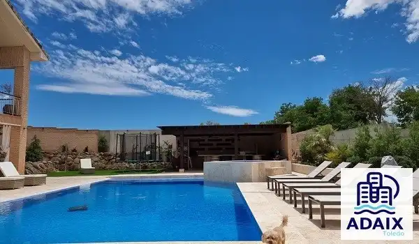 Schwimmbecken von Haus oder Chalet zum Verkauf in Layos mit Klimaanlage, Heizung und Parkett