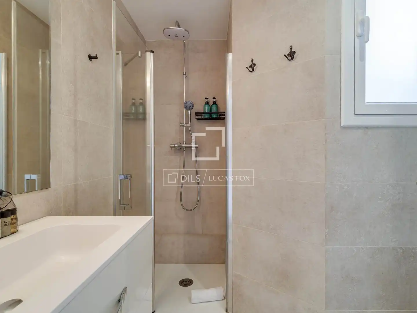 Badezimmer von Dachboden zum Verkauf in Barcelona mit Klimaanlage, Heizung und Terrasse