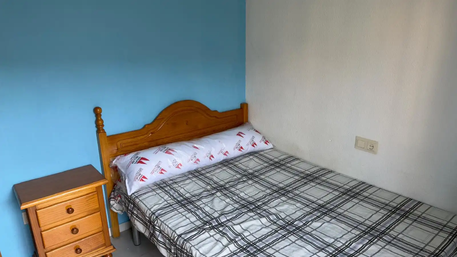Habitación de Piso para compartir en Granada con Calefacción, Terraza y Amueblado