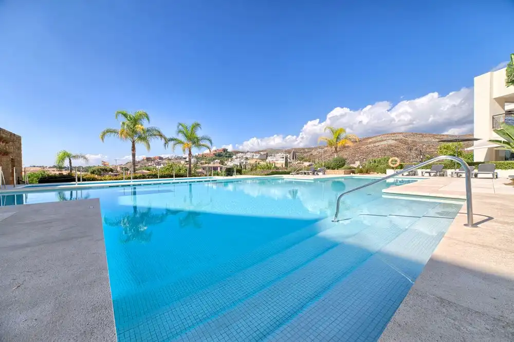 Piscina de Apartamento de alquiler en Benahavís con Aire acondicionado, Calefacción y Jardín privado