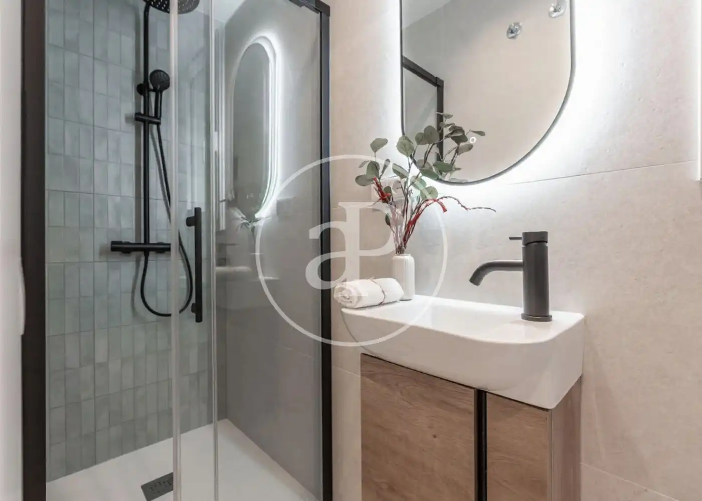 Bathroom of Flat for sale in Madrid  with Air Conditioner, Heating and Balcony