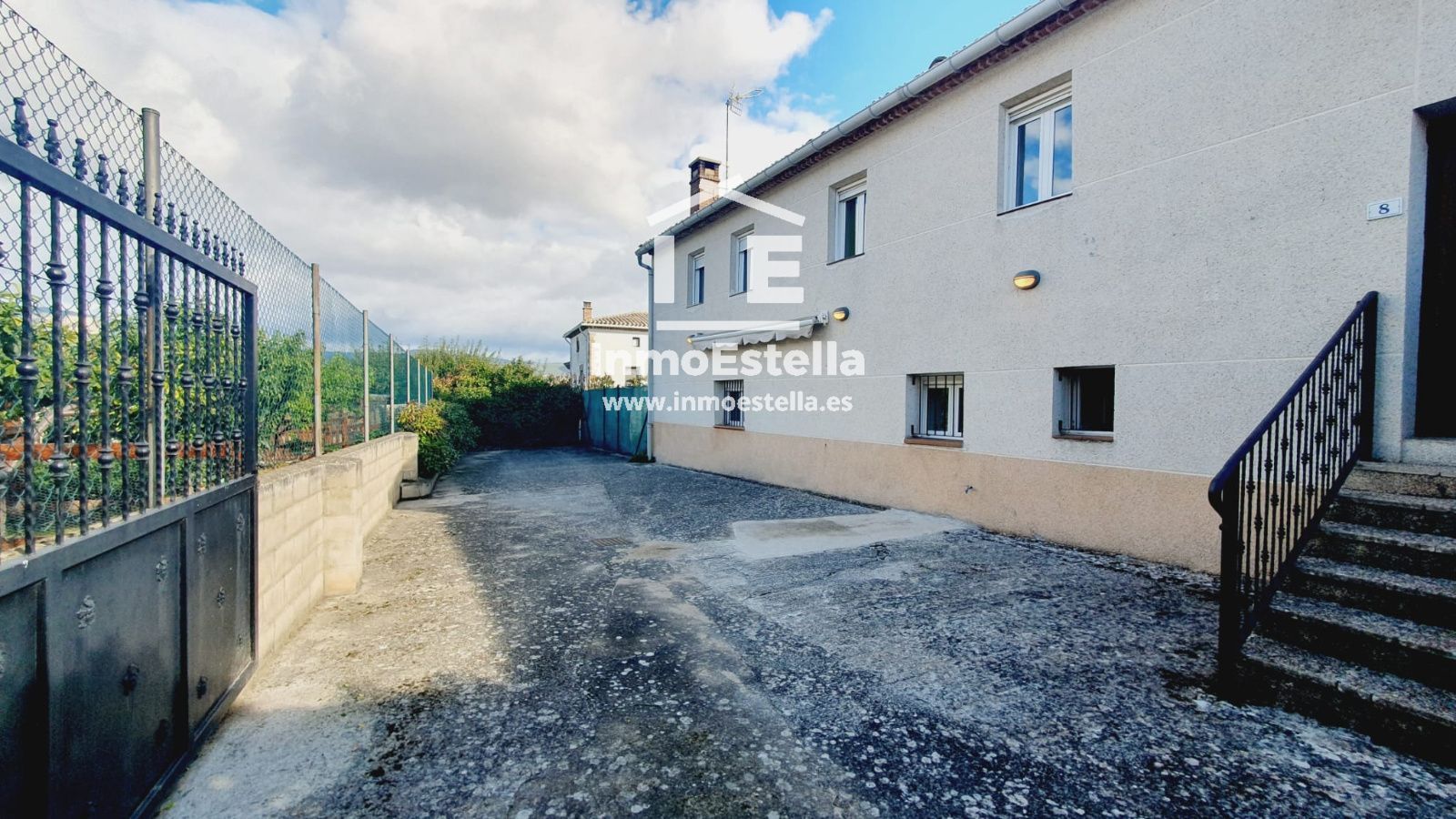 Vista exterior de Casa adosada en venda en Valle de Yerri / Deierri amb Calefacció, Jardí privat i Terrassa